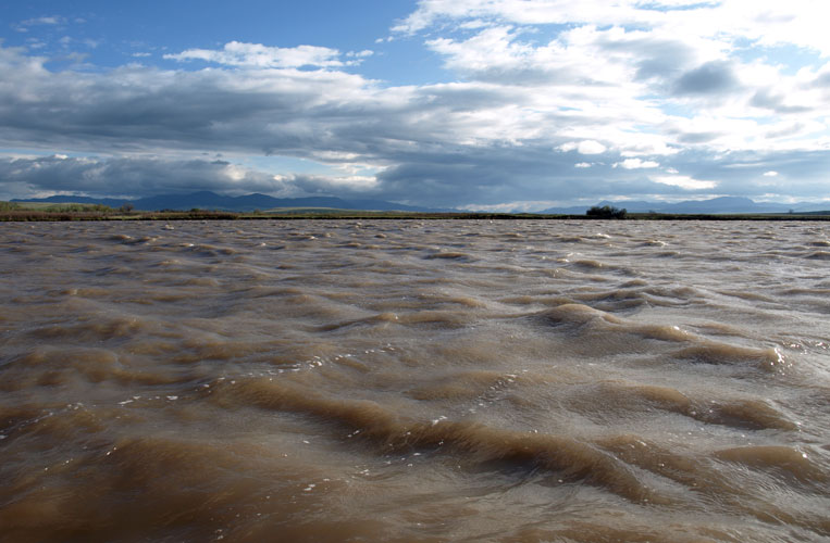 Le Missouri est aussi appel le Grand Boueux. Au mois de juin, ses eaux sont  une temprature proche de 0C. La chute serait fatale.