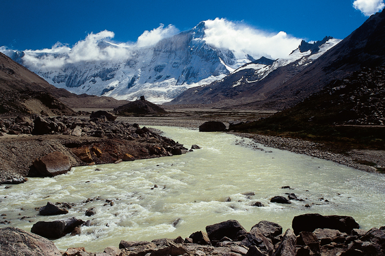 Le ro Lcteo  la rivire de Lait , issu du glacier Lcteo, tire son nom du calcaire qui trouble ses eaux.