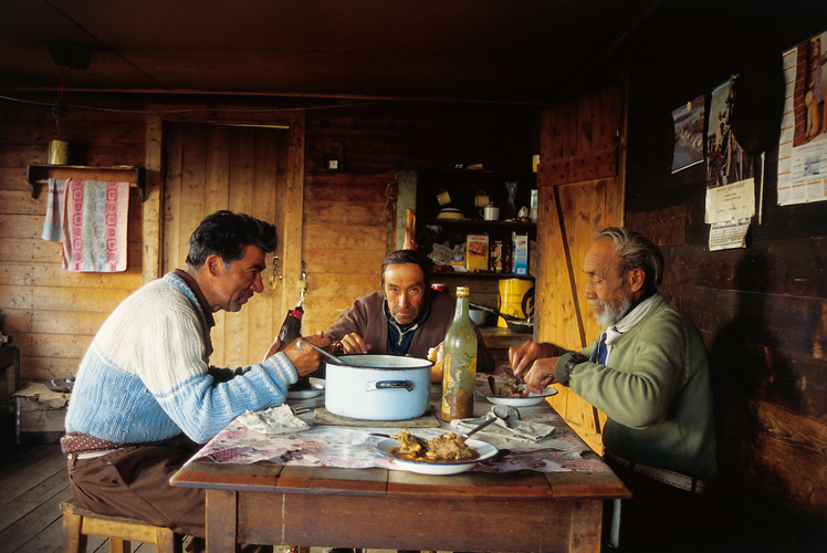 Au <i>puesto</i> de lestancia de TapiHaike, les gauchos dnent d<i>estufado</i>  mouton cuit dans de lhuile avec du piment.