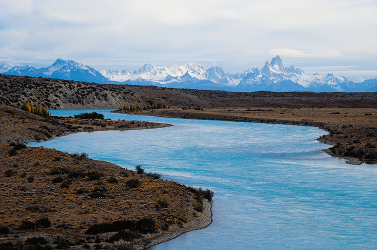 Le ro Leona est lexutoire du lac Viedma et alimente le ro SantaCruz.