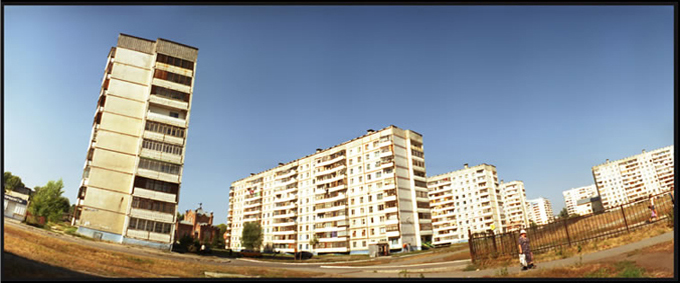 Au centre-ville de Biisk, on comprend la systmatisation de larchitecture sovitique, qui ne cre pas vritablement despaces norms reconnaissables (rue, places). Ici, lespace public se dbrouille entre les barres. La friche rappelle la taga, o lon a dbois et plant des immeubles.