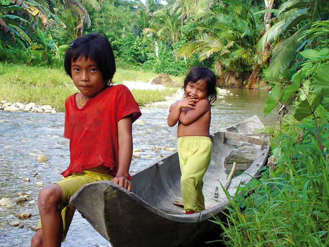 Les enfants des hommes-fleurs sont libres et habiles comme des poissons dans leau.