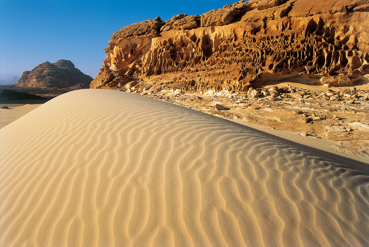 Un <i>wadi</i> asséché de la région de Matamir suit le tracé d’une faille à travers le granit précambrien, vieux de 600 millions d’années.