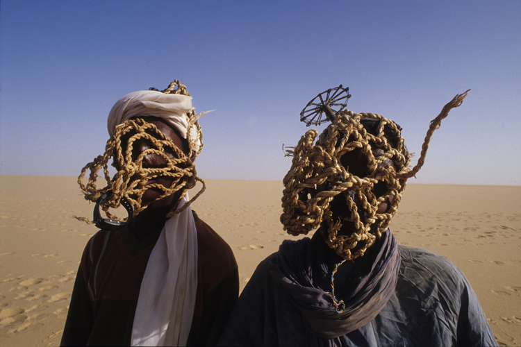 Les novices qui traversent le Tnr pour la premire fois subissent bizutages et railleries de la part des caravaniers grims, affubls de muselires Cest la coutume du <i>rago</i>.