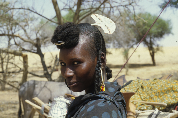 Mariama, la femme de Kabo Ana, quitte son campement afin de rejoindre la ville pour y vendre des poudres mdicinales. Les Wodaabe sont rputs pour leurs connaissances en soins traditionnels.