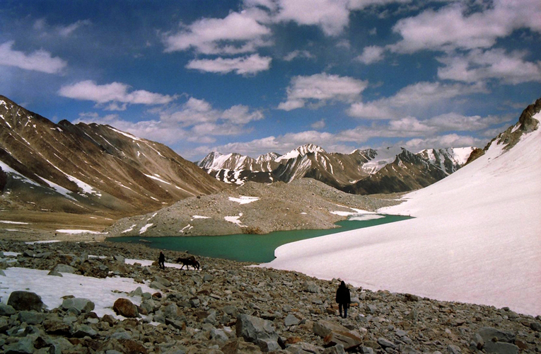 En t, la rivire Wakhan et ses affluents sont gros des eaux de la fonte des neiges, aussi empchent-ils demprunter la route hivernale du Petit Pamir qui longe le fleuve. Le KhamumdiPass,  4895m, est alors le plus haut des quatre cols  franchir en route pour le cur du Petit Pamir o subsistent 2000Kirghizes. Fin juillet, la quantit de neige encore prsente laisse prsager des rigueurs de lhiver.