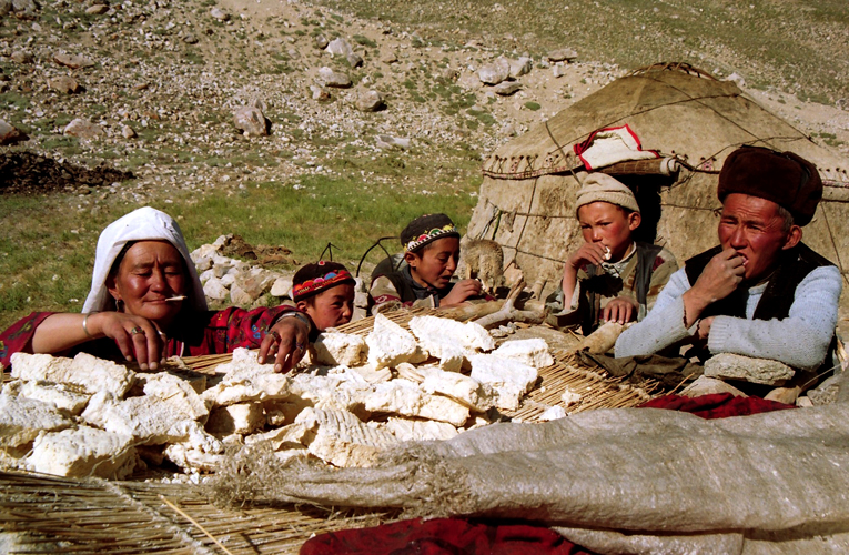 Devant sa yourte en feutre de laine de mouton, une famille savoure les <i>krout</i>, les blocs de fromage de brebis qui durcissent au soleil des semaines durant. tals sur une natte  1,50m du sol, supportes par quatre solides tiges de saule, les <i>krout</i> sont ainsi protgs de lavidit des chiens et des moutons. Priss dans les villes comme Faizabad, ces fromages servent de monnaie dchange auprs des marchands itinrants.