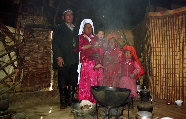 Vtue de ses habits quotidiens  la coiffe rouge pour les fillettes et blanche pour les femmes nubiles, le calot pour les hommes , une famille kirghize se tient dans sa yourte. Dans la marmite, toujours situe au centre sous le <i>tunduk</i>, louverture circulaire au sommet de la yourte, cuisent dans du lait et de leau des spaghettis maison, faits de pte coupe au couteau.