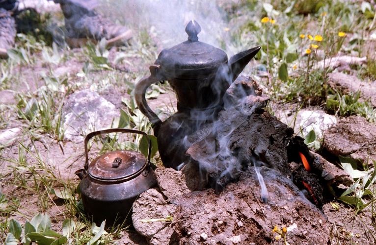 En voyage,  chaque pause du jour, le th  noir ou vert  chauffe sur un feu de bouses de yack sches. Dans les campements, les bouses du cheptel sont ramasses par les femmes et les enfants, mises  sches au soleil puis conserves prcieusement. Le bois nexistant plus au dessus de 3000m, elles sont en effet le seul combustible disponible en hiver.