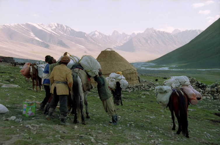  laube, des marchands caravaniers venus de Faizabad, la capitale rgionale du Badakhshan dont dpend le Wakhan, btent leurs chevaux avec du bl, du th et des tissus quils sen vont vendre ou troquer dans les autres campements kirghizes. Dans leurs bagages, peut-tre galement de cet opium qui fait des ravages dans le Pamir, quen labsence de mdicament les Kirghizes utilisent comme antalgique avant den devenir parfois dpendants.