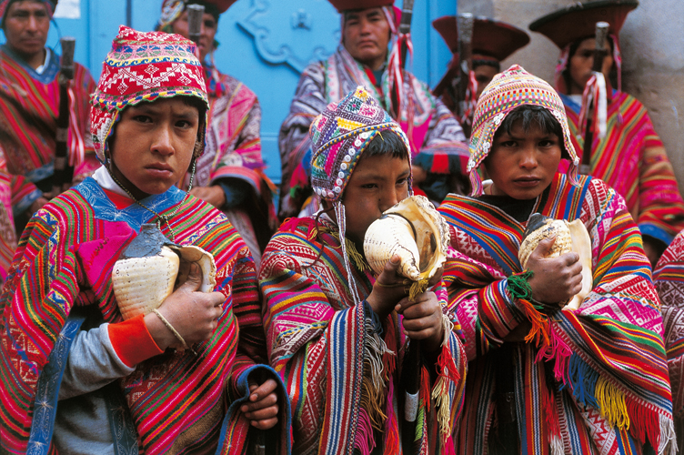 Enfants coiffés de <i>chulos</i> et jouant du <i>pututu</i>, conque du Pacifique qui servait à communiquer à travers la cordillère des Andes (Pérou).
