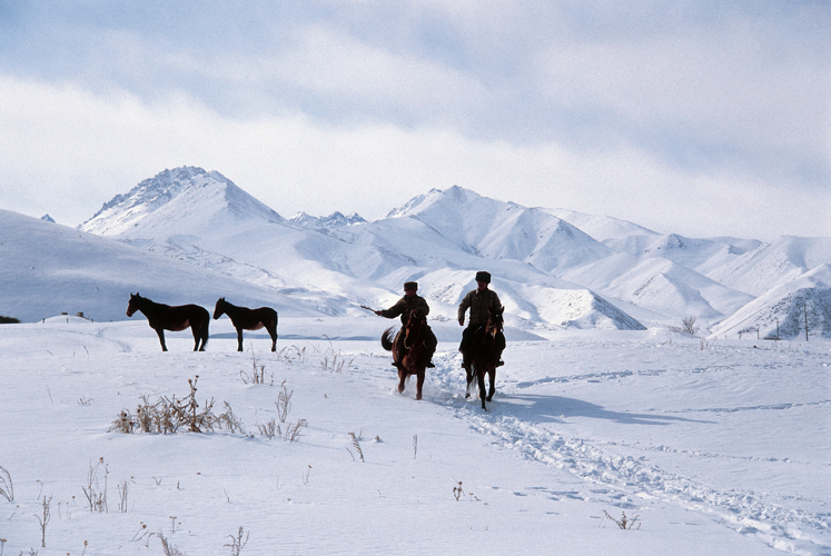 Cavaliers des Tian-Shan, lhiver, en bordure de la plaine du Tchou,  proximit de Bichkek (Kirghizie).