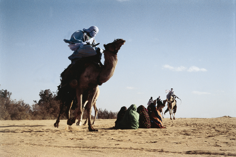 <i>Tind</i>, fte traditionnelle touargue, o les femmes chantent et battent des mains, pendant que les hommes tournent autour delles sur leurs montures (Niger).