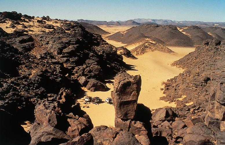 Bivouac dans le secteur brre (Algrie), nouvelle zone dexploration des tassilis du nord.